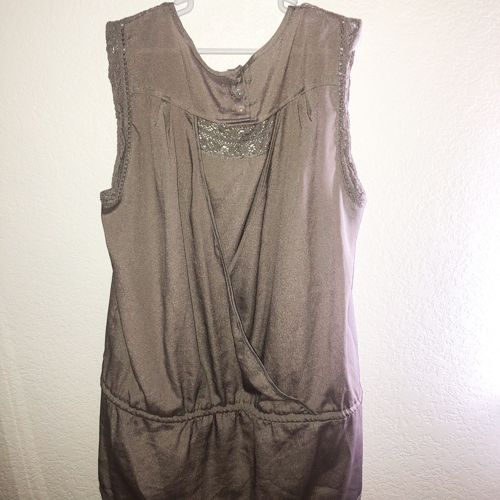 Super cute open back grey tank top